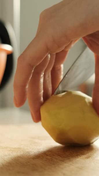 Woman cutting vegetable on table in kitchen — 图库视频影像