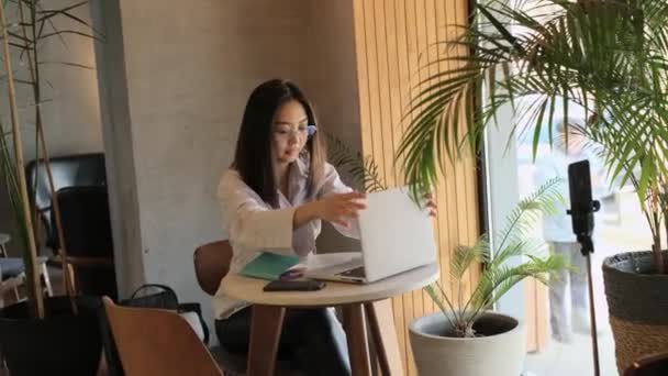 Aziatische vrouwelijke freelancer werken in een cafe — Stockvideo