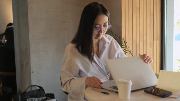 Asiatico femmina freelancer lavoro in un caffè — Video Stock