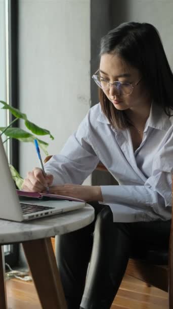 Asian female freelancer working in a cafe — Vídeo de Stock