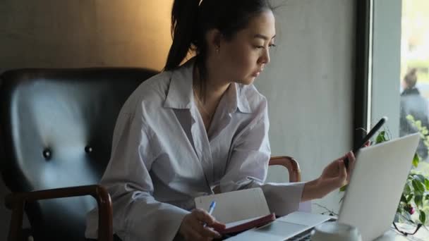 Asiatico femmina freelancer lavoro in un caffè — Video Stock