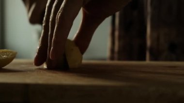 Mutfaktaki masada sebze kesen kadın.