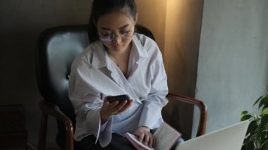 Bir kafede çalışan Asyalı serbest çalışan bir kadın.