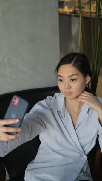 Retrato de una joven tomando una selfie por teléfono. — Vídeos de Stock