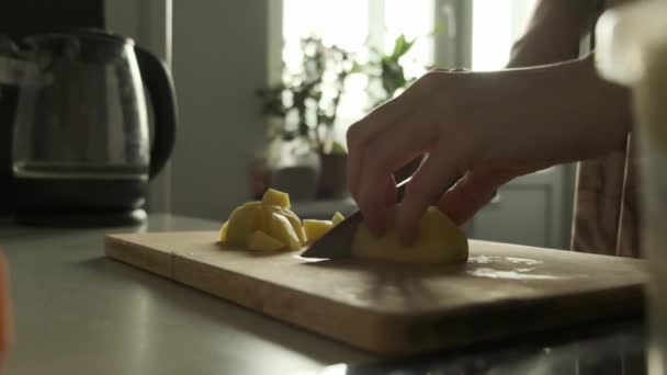 Vrouw snijden groente op tafel in de keuken — Stockvideo