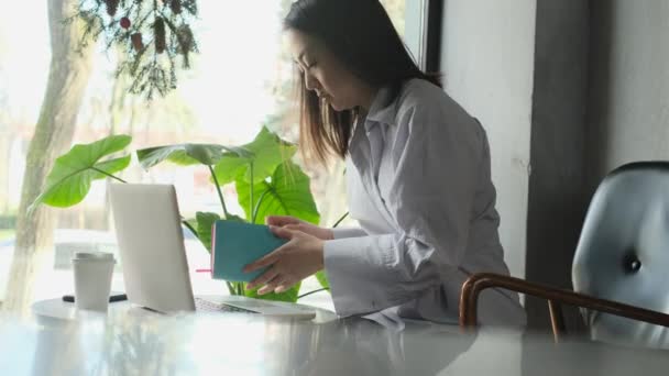 Asian female freelancer working in a cafe — Stock videók