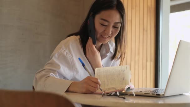 Azji kobieta freelancer pracuje w kawiarni — Wideo stockowe