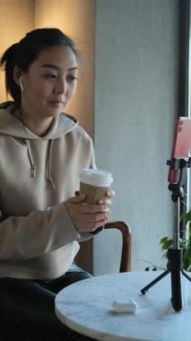 Akıllı telefonu olan genç bir kadın.