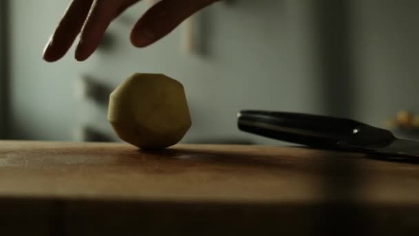 Kobieta cięcia warzyw na stole w kuchni — Wideo stockowe