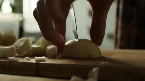 Mulher cortando vegetais na mesa na cozinha — Vídeo de Stock