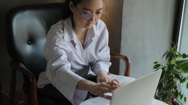 Asian female freelancer working in a cafe — Stock videók