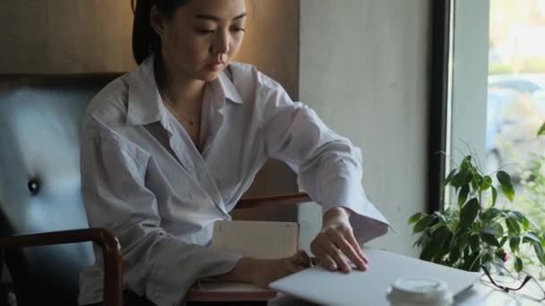 Aziatische vrouwelijke freelancer werken in een cafe — Stockvideo