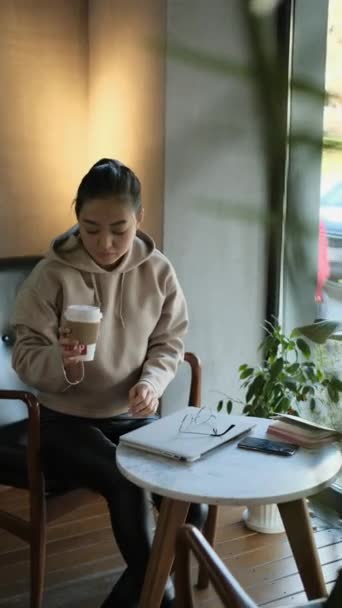 Asiatisk kvinnlig frilansare som arbetar på kafé — Stockvideo