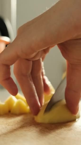 Frau schneidet Gemüse auf Tisch in Küche — Stockvideo