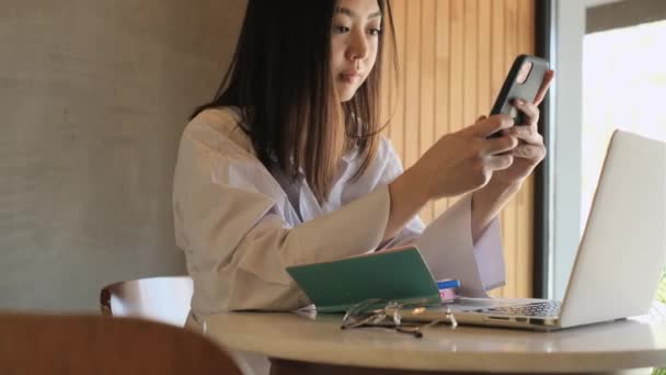 Asiatique femme pigiste travaillant dans un café — Video