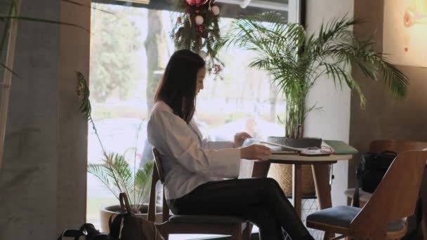 Aziatische vrouwelijke freelancer werken in een cafe — Stockvideo