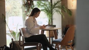 Bir kafede çalışan Asyalı serbest çalışan bir kadın.