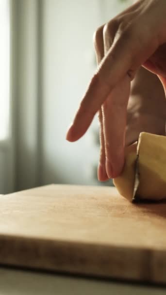 Woman cutting vegetable on table in kitchen — Vídeo de Stock