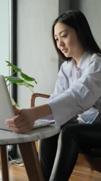 Asiatico femmina freelancer lavoro in un caffè — Video Stock