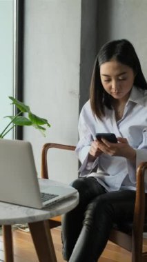 Bir kafede çalışan Asyalı serbest çalışan bir kadın.