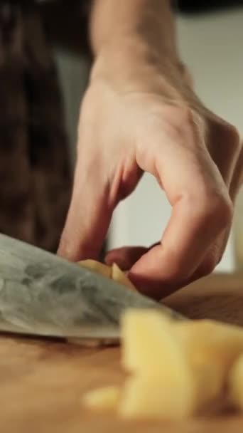 Mujer cortando verduras en la mesa en la cocina — Vídeo de stock