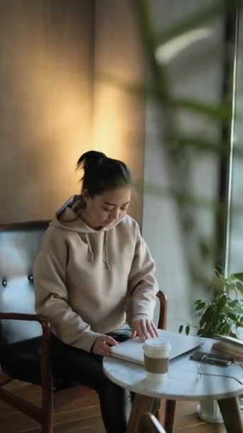 Asijská žena na volné noze pracující v kavárně — Stock video