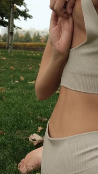Eine Frau macht Yoga im Park — Stockvideo