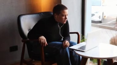 Dizüstü bilgisayarla bir video bağlantısı