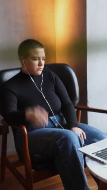 Dizüstü bilgisayarla bir video bağlantısı