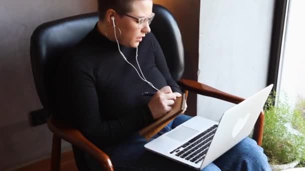 A woman with glasses talks via video link — Stock Video