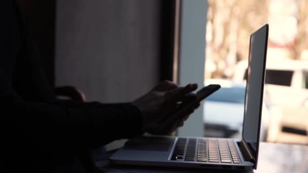 Женщина сидит в кафе и работает за ноутбуком. — стоковое видео