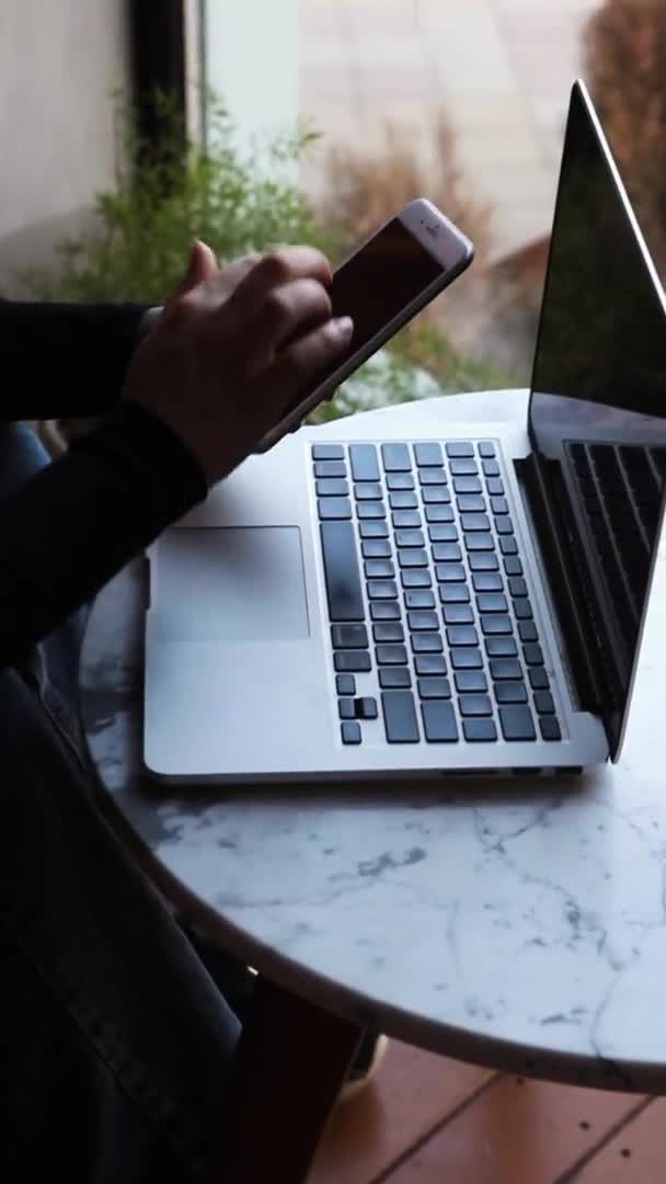 Žena sedí v kavárně a pracuje v laptopu. — Stock video