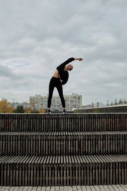 Spor derslerinden önce bir kadın ısınıyor.