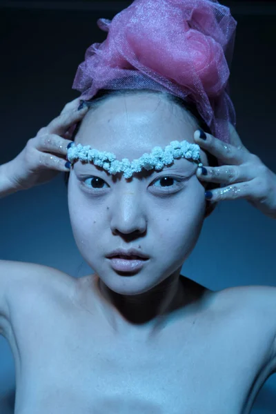 Yüzünde çiçekler olan Asyalı kadın. — Stok fotoğraf