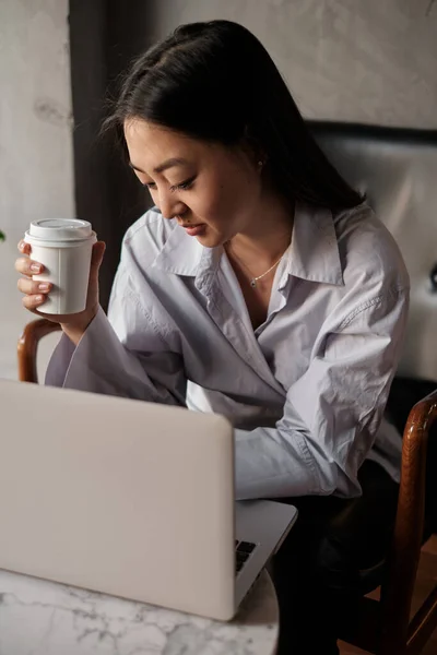 Freelancer feminino asiático trabalhando em um café — Fotografia de Stock