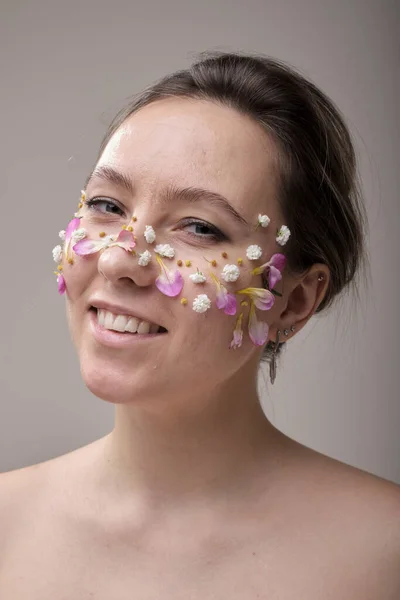 Žena s květinami na tváři — Stock fotografie