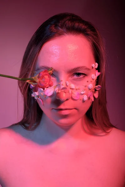 Yüzünde çiçekler olan bir kadın. — Stok fotoğraf