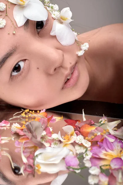 Ασιάτισσα με λουλούδια στο πρόσωπό της — Φωτογραφία Αρχείου