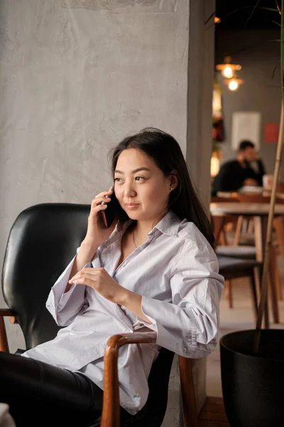 Mulher asiática ao telefone — Fotografia de Stock