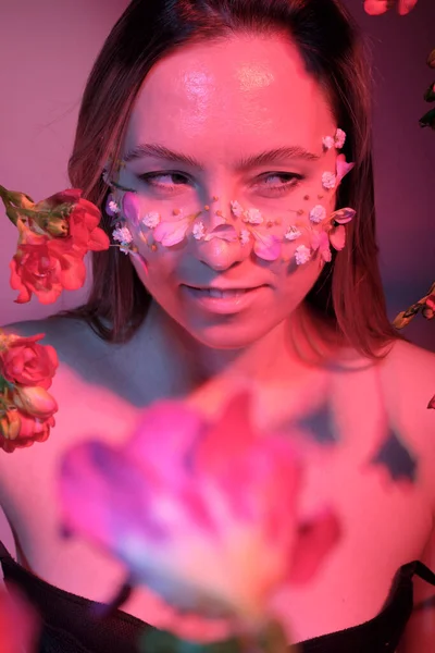 Frau mit Blumen im Gesicht — Stockfoto