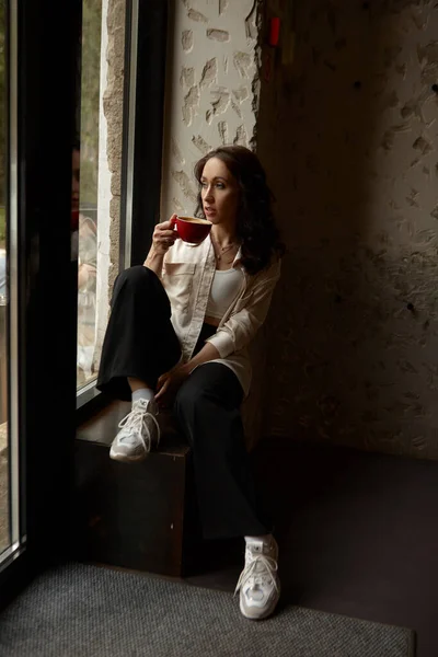 美しい女性がコーヒーを飲む. ストック画像