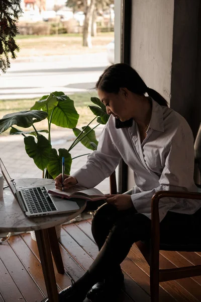 Aziatische vrouwelijke freelancer werken in een cafe Rechtenvrije Stockafbeeldingen