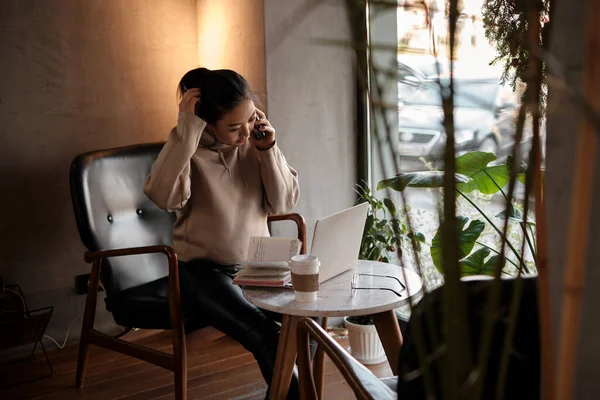 Freelancer feminino asiático trabalhando em um café — Fotografia de Stock