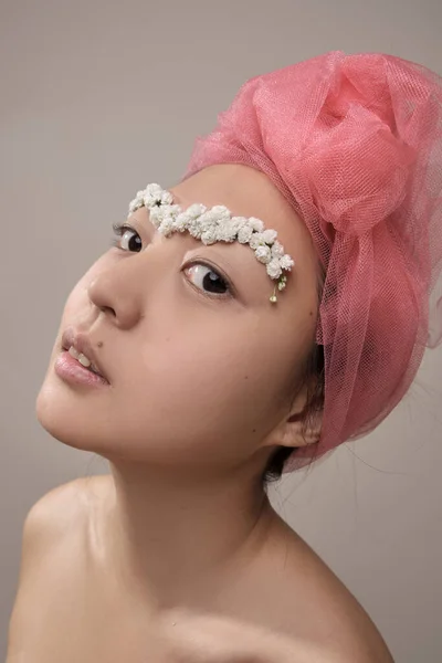 Mujer asiática con flores en la cara Imagen de stock