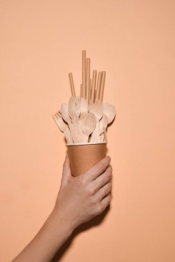 Doğal malzemelerden yapılmış tek kullanımlık sofra takımı