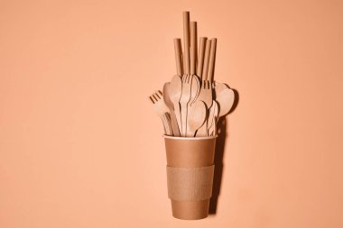 Doğal malzemelerden yapılmış tek kullanımlık sofra takımı