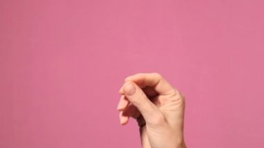 Aşk konsepti. Pembe arka planda izole edilmiş.