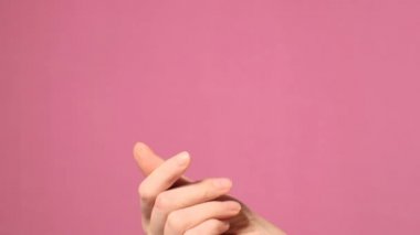 Aşk konsepti. Pembe arka planda izole edilmiş.