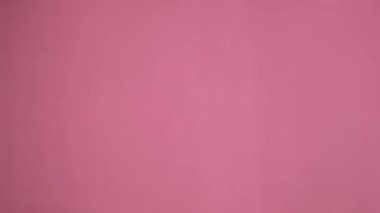 Aşk konsepti. Pembe arka planda izole edilmiş.
