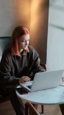 Mesafe öğrenme kavramı ya da serbest çalışan birinin uzaktan çalışma kavramı